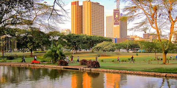 Uhuru park is waar veel Kenianen in de weekend afspreken om samen te komen en te picknicken in het park. Nairobi, uhuru park is waar veel kenianen in de weekend afspreken om samen te komen en te picknicken in het park.