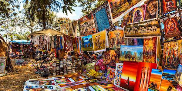 Masai Market is een zeer kleurrijke markt waar de souvenirs van een safari aangekocht kunnen worden Nairobi, masai market is een zeer kleurrijke markt waar de souvenirs van een safari aangekocht kunnen worden