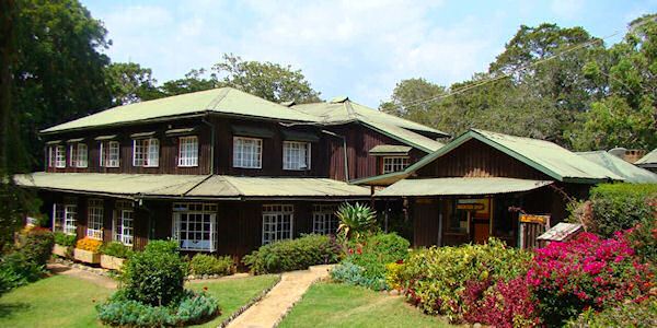 Gemeenschappelijke ruimte van de Naro Moru River Lodge ligt centraal gelegen. Gemeenschappelijke ruimte van de Naro Moru River Lodge ligt centraal gelegen.