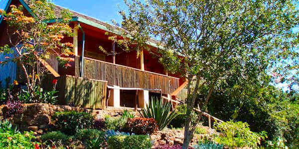 Naro Moru River Lodge chalets liggen nabij de rivier ingericht met knusse kamers Naro Moru River Lodge chalets liggen nabij de rivier ingericht met knusse kamers