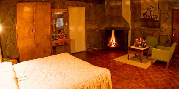 Inrichting van de chalets met en-suite een badkamer in de Naro Moru River Lodge Inrichting van de chalets met en-suite een badkamer in de Naro Moru River Lodge