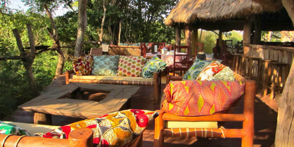 Ndarakwai Camp accommodatie bar en veranda, Kilimanjaro Nationaal Park in Tanzania Ndarakwai Camp accommodatie bar en veranda, Kilimanjaro Nationaal Park in Tanzania