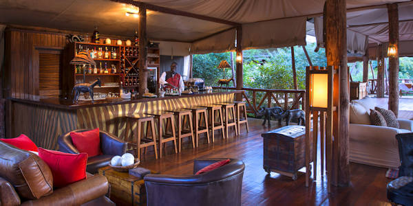 Mara Rianta Luxury Camp interieur zebra bar, Masai Mara in Kenia Mara Rianta Luxury Camp interieur zebra bar, Masai Mara in Kenia