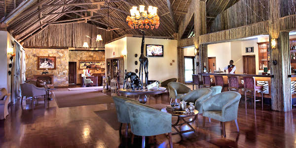Ngorongoro Luxury Lodge accommodatie lounge en bar, Ngorongoro Krater in Tanzania Ngorongoro Luxury Lodge accommodatie lounge en bar, Ngorongoro Krater in Tanzania