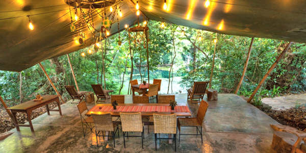 Ngare Sero Mountain Lodge paviljoen terras, Arusha Nationaal Park in Tanzania Ngare Sero Mountain Lodge paviljoen terras, Arusha Nationaal Park in Tanzania