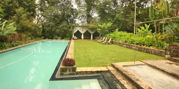 Ngare Sero Mountain Lodge accommodatie zwembad met schaduwijke patio, Arusha Nationaal Park in Tanzania Ngare Sero Mountain Lodge accommodatie zwembad met schaduwijke patio, Arusha Nationaal Park in Tanzania