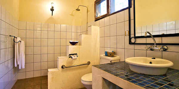 Ngorongoro Farm House accommodatie standaard badkamer, Ngorongoro Krater in Tanzania
