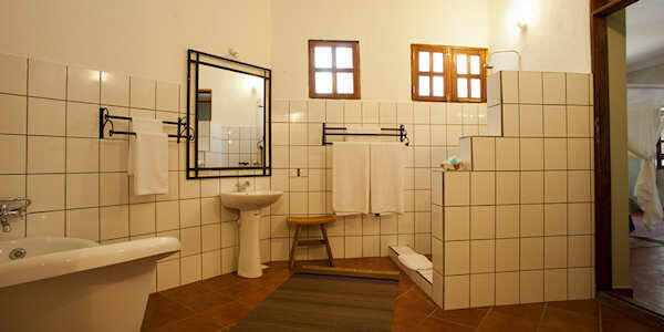 Ngorongoro Farm House accommodatie suite badkamer, Ngorongoro Krater in Tanzania