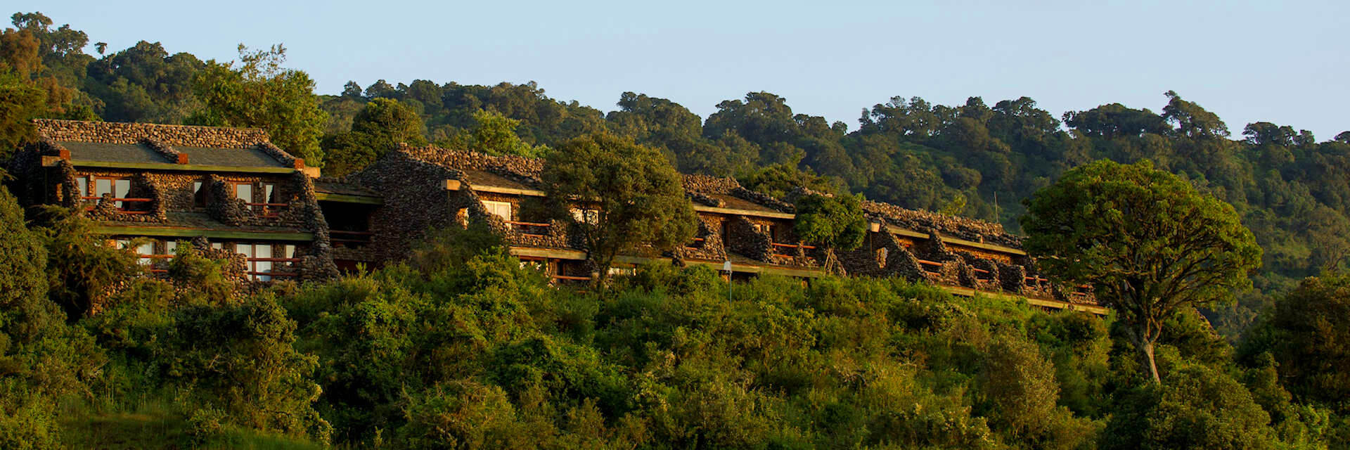 Ngorongoro Serena Safari Lodge ligt in de Ngorongoro concessie met uitzicht over de krater. Ngorongoro Serena Safari Lodge ligt in de Ngorongoro concessie met uitzicht over de krater.