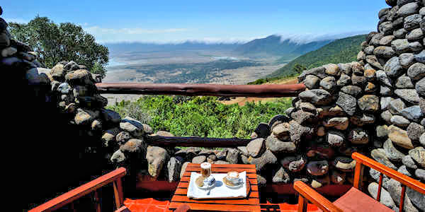 Ngorongoro Serena Safari Lodge kamer uitzicht terras, Ngorongoro Krater in Tanzania Ngorongoro Serena Safari Lodge kamer uitzicht terras, Ngorongoro Krater in Tanzania