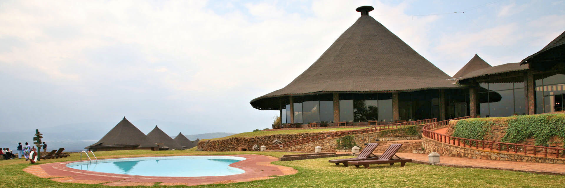 Vanuit de Ngorongoro Sopa lodge een fantastisch uitzicht op 700 meter lager gelegen krater Vanuit de Ngorongoro Sopa lodge een fantastisch uitzicht op 700 meter lager gelegen krater