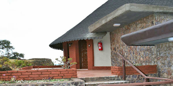 Ngorongoro Sopa Lodge standaard kamer ingang, Ngorongoro Krater in Tanzania Ngorongoro Sopa Lodge standaard kamer ingang, Ngorongoro Krater in Tanzania