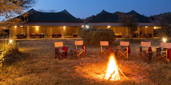 Nyikani Camp Central lounge met kampvuur, Serengeti Nationaal Park in Tanzania Nyikani Camp Central lounge met kampvuur, Serengeti Nationaal Park in Tanzania