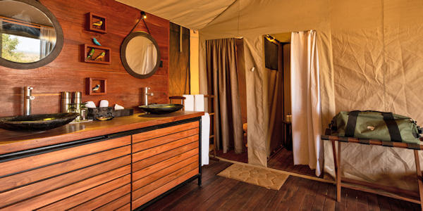 Nyikani Camp Central accommodatie interieur badkamer, Serengeti Nationaal Park in Tanzania Nyikani Camp Central accommodatie interieur badkamer, Serengeti Nationaal Park in Tanzania