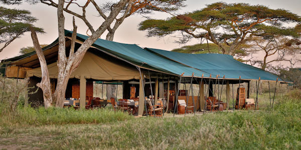 Nyikani Migration Camp lounge en restaurant, Serengeti Nationaal Park in Tanzania Nyikani Migration Camp lounge en restaurant, Serengeti Nationaal Park in Tanzania