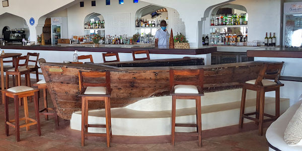 Ocean Sports Resort bar interieur met dhow, Watamu Beach in Kenia Ocean Sports Resort bar interieur met dhow, Watamu Beach in Kenia