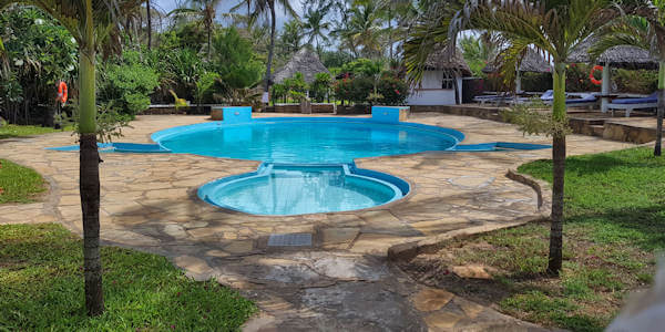 Ocean Sports Resort accommodatie zwembad met zonneterras, Watamu Beach in Kenia Ocean Sports Resort accommodatie zwembad met zonneterras, Watamu Beach in Kenia
