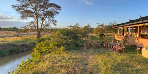 Ol Pejeta Bush Camp cocktail kampvuur, Laikipia in Kenia Ol Pejeta Bush Camp cocktail kampvuur, Laikipia in Kenia