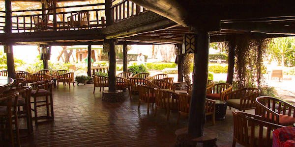 Centraal gelegen lounge met diverse zithoeken op begane grond en op de etage met vergezicht over Amboseli NP. Centraal gelegen lounge met diverse zithoeken op begane grond en op de etage met vergezicht over Amboseli NP, accommodatie Amboseli Nationaal Park in Kenia