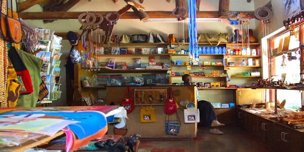 Kleurrijke souvenirs in de giftshop als aandenken van de safari in Kenia. Ol Tukai Lodge kleurrijke souvenirs in de giftshop als aandenken van de safari in kenia. Amboseli Nationaal Park in Kenia
