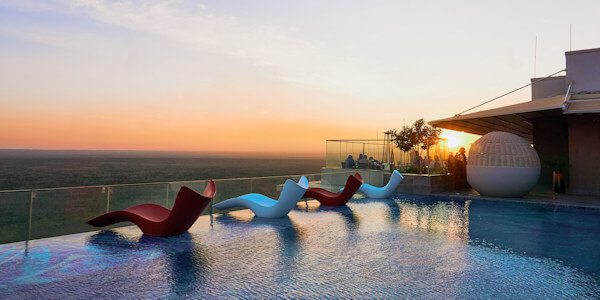 Ole Sereni accommodatie overloopzwembad sundowner, Nairobi in Kenia Ole Sereni accommodatie overloopzwembad sundowner, Nairobi in Kenia