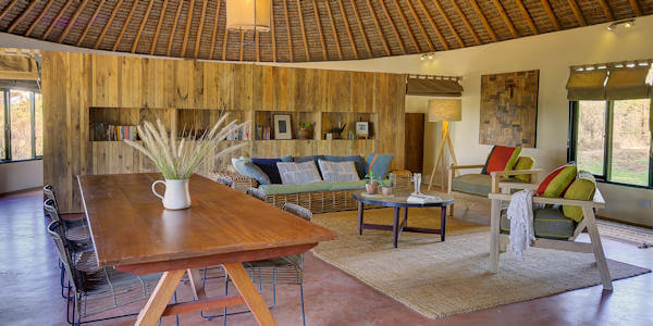 Ololo Safari Lodge familie wing interieur woonkamer, Nairobi in Kenia Ololo Safari Lodge familie wing interieur woonkamer, Nairobi in Kenia