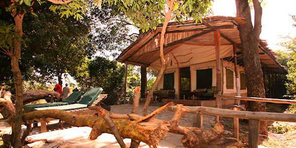 Standaard safari tent met schaduwrijke terras met uitzicht op de Masai Mara Standaard safari tent met schaduwrijke terras met uitzicht op de Masai Mara, accommodatie Masai Mara in Kenia