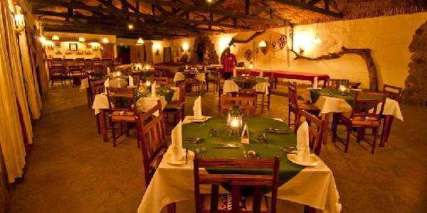In het restaurant van Oloshaiki Camp worden de maaltijden in buffetvorm geserveerd. In het restaurant van Oloshaiki Camp worden de maaltijden in buffetvorm geserveerd.