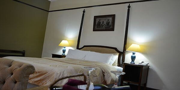 De lodge accommodatie luxe suites comfortabel ingericht met en-suite een badkamer, accommodatie Aberdare Nationaal Park in Kenia