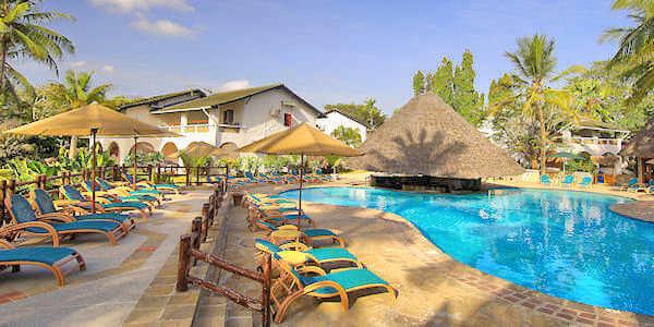 Pinewood Beach Resort & Spa accommodatie zwembad met poolbar, Galu Beach in Kenia Pinewood Beach Resort & Spa accommodatie zwembad met poolbar, Galu Beach in Kenia