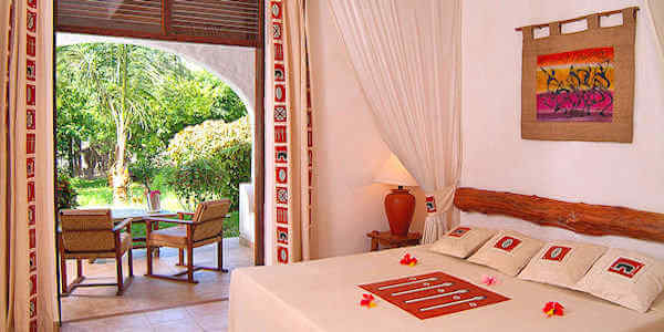Pinewood Beach Resort & Spa garden suite inrichting, Galu Beach in Kenia Pinewood Beach Resort & Spa garden suite inrichting, Galu Beach in Kenia