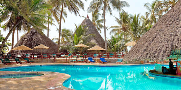 Pinewood Beach Resort & Spa - Zwembad met poolbar - Galu Beach, Kenia Pinewood Beach Resort & Spa - Zwembad met poolbar - Galu Beach, Kenia