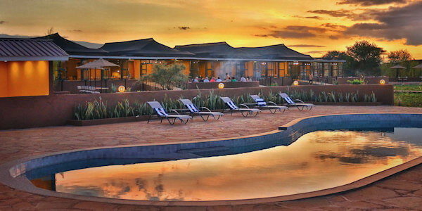 Praro Amboseli Camp accommodatie zwembad met zonneterras, Amboseli Nationaal Park in Kenia
