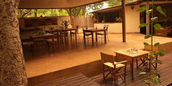 Rhino River Camp accommodatie restaurant, Meru Nationaal Park in Kenia