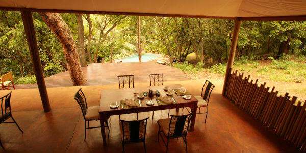 Rhino River Camp restaurant uitzicht, Meru Nationaal Park in Kenia