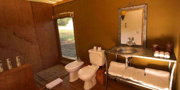 Rhino River Camp accommodatie badkamer standaard suite, Meru Nationaal Park in Kenia