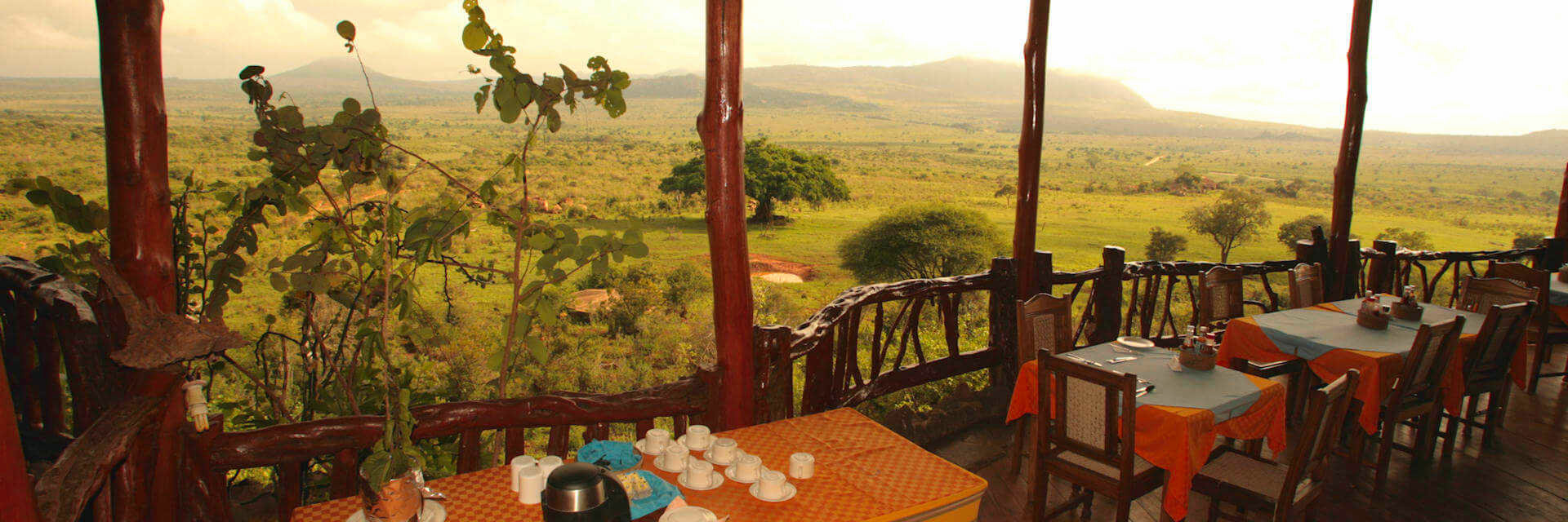 Restaurant met uitzicht over de Rhino Valley in Tsavo West NP Restaurant met uitzicht over de Rhino Valley in Tsavo West NP