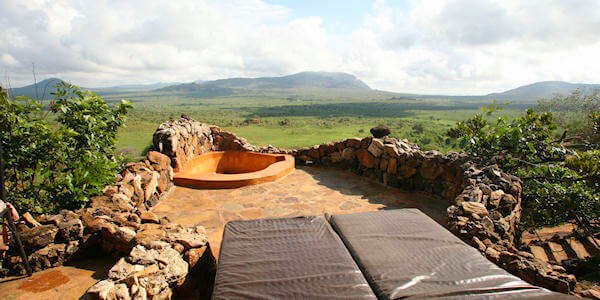 Rhino Valley Lodge rock room veranda uitzicht, Tsavo West Nationaal Park in Kenia Rhino Valley Lodge rock room veranda uitzicht, Tsavo West Nationaal Park in Kenia