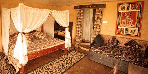 Inrichting van de cottages met en-suite badkamer met douche en toilet Inrichting van de cottages met en-suite badkamer met douche en toilet