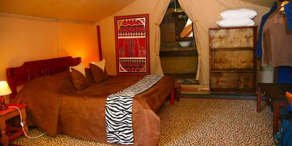 Inrichting luxe safari tenten met en-suite badkamer met douche en toilet, accommodatie Aberdare Nationaal Park in Kenia
