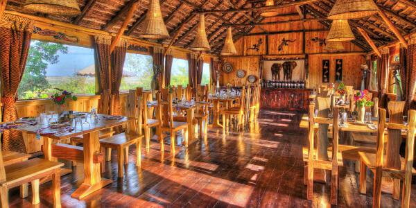 Rhino Watch Safari Lodge inrichting van het restaurant waar de maaltijden in buffetvorm geserveerd zal worden Aberdare Nationaal Park in Kenia