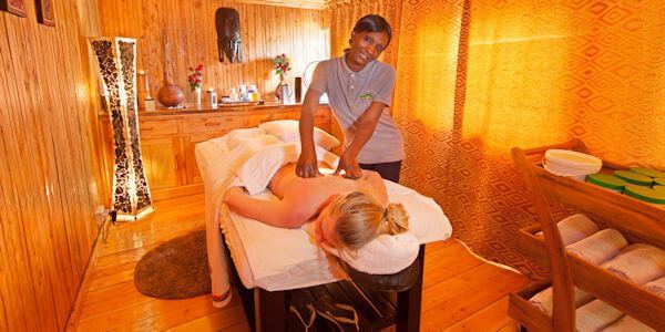 Rhino Watch Safari Lodge in de spa-massage salon kunnen gasten genieten van een weldadige massage. Aberdare Nationaal Park in Kenia