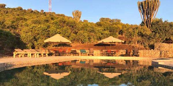 Bij het hooggelegen zwembad een prachtig vergezicht over het plateau op de Mount Kenya, accommodatie Aberdare Nationaal Park in Kenia