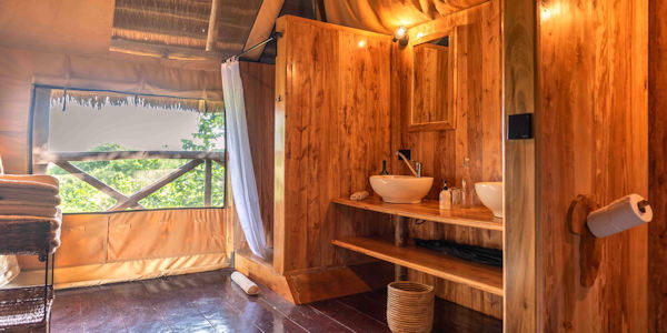 Rhotia Valley Tented Lodge accommodatie inrichting badkamer, Ngorongoro Krater in Tanzania Rhotia Valley Tented Lodge accommodatie inrichting badkamer, Ngorongoro Krater in Tanzania