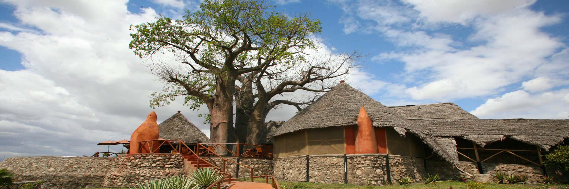 Rift Valley Photographic Lodge ligt aan de oevers van het Manyara meer nabij het nationale park. Rift Valley Photographic Lodge ligt aan de oevers van het Manyara meer nabij het nationale park.