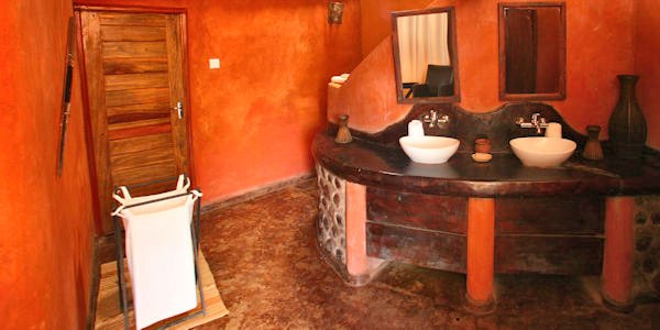 Rift Valley Lodge inrichting badkamer, Manyara Nationaal Park in Tanzania Rift Valley Lodge inrichting badkamer, Manyara Nationaal Park in Tanzania