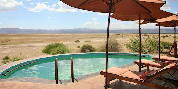 Rift Valley Lodge accommodatie zwembad en poolbar, Manyara Nationaal Park in Tanzania Rift Valley Lodge accommodatie zwembad en poolbar, Manyara Nationaal Park in Tanzania