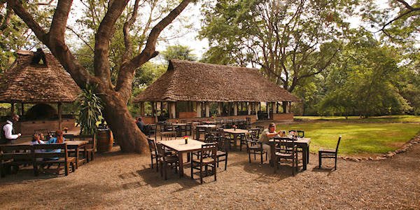 Rivertrees Country Inn accommodatie buiten restaurant, Arusha Nationaal Park in Tanzania Rivertrees Country Inn accommodatie buiten restaurant, Arusha Nationaal Park in Tanzania