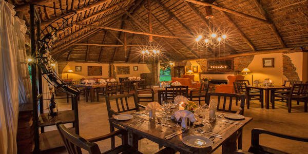 Rivertrees Country Inn restaurant binnen, Arusha Nationaal Park in Tanzania Rivertrees Country Inn restaurant binnen, Arusha Nationaal Park in Tanzania