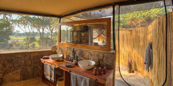 Roho ya Selous badkamer met buitendouche, Nyerere Nationaal Park in Tanzania Roho ya Selous badkamer met buitendouche, Nyerere Nationaal Park in Tanzania